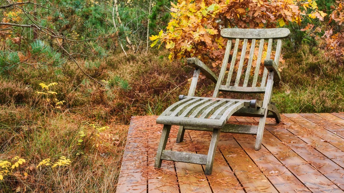 Should You Reseal Your Deck Before Winter? The Warning Signs You Shouldn't Ignore 