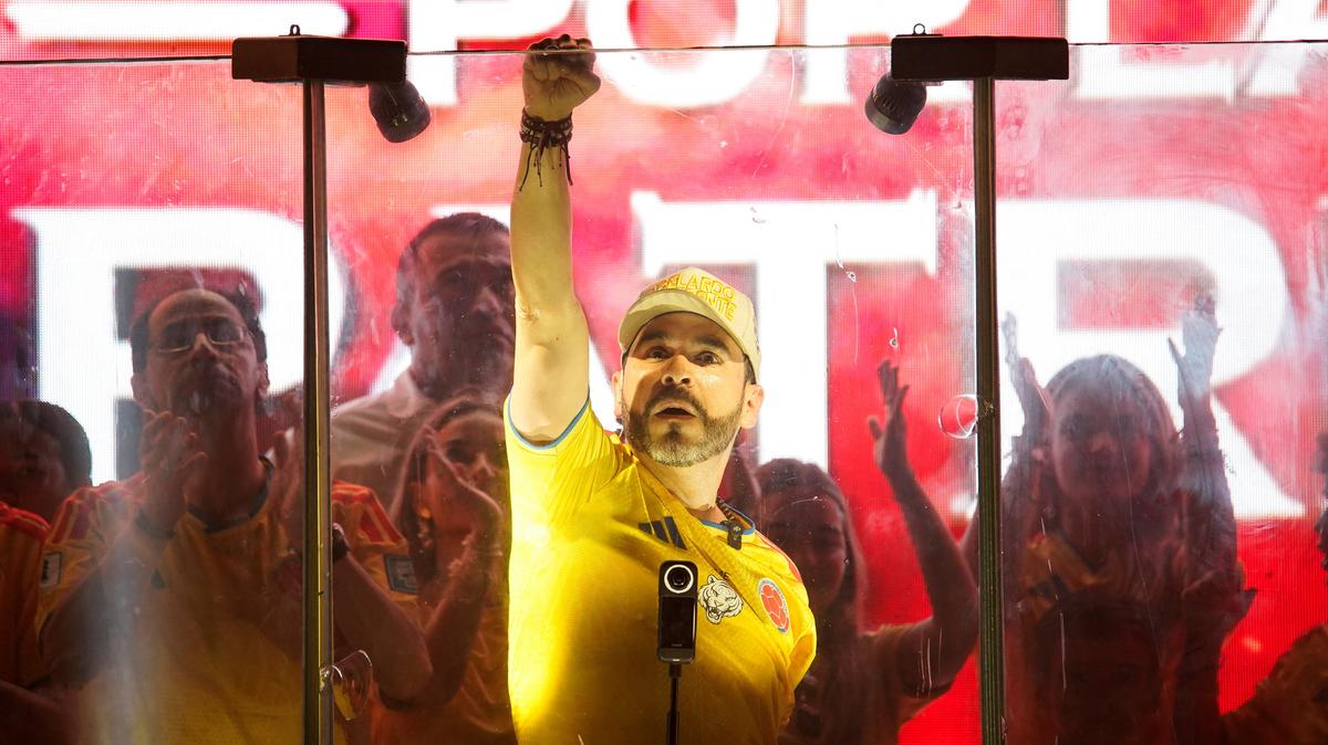 Colombian presidential candidate Abelardo De La Espriella of the political movement Defenders of the Homeland gestures as he addresses supporters after the results of the first round of the presidential election, in Barranquilla, Colombia May 31, 2026. REUTERS/Sergio Acero