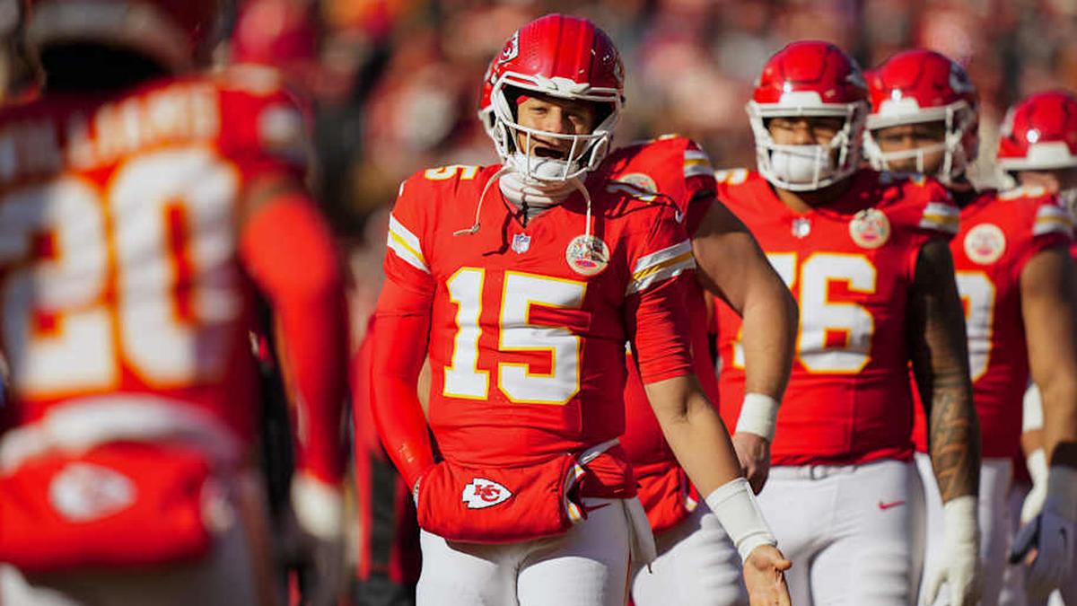  Dec 14, 2025; Kansas City, Missouri, USA; Kansas City Chiefs quarterback Patrick Mahomes (15) greets teammates prior to a game against the Los Angeles Chargers at GEHA Field at Arrowhead Stadium. Mandatory Credit: Jay Biggerstaff-Imagn Images | Jay Biggerstaff-Imagn Images 