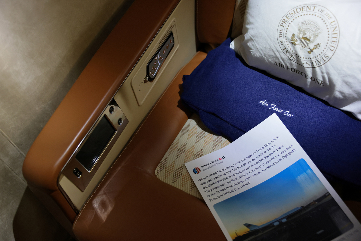 A printed copy of one of U.S. President Donald Trump’s Truth Social posts sits on a seat in the press cabin of the new, Qatari-gifted Air Force One before Trump entered the cabin to address reporters mid-flight after changing planes to return to Washington from RAF Mildenhall, Great Britain, July 8, 2026. REUTERS/Jonathan Ernst