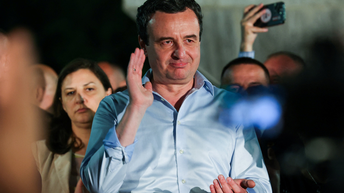 Kosovo's acting Prime Minister and Levizja Vetevendosje (Movement for Self-Determination) party leader Albin Kurti applauds on the day of a snap parliamentary election in Pristina, Kosovo, June 7, 2026. REUTERS/Ognen Teofilovski