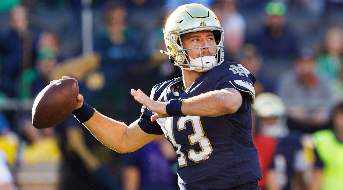  Notre Dame Fighting Irish quarterback CJ Carr (13) © MICHAEL CLUBB/SOUTH BEND TRIBUNE / USA TODAY NETWORK via Imagn Images