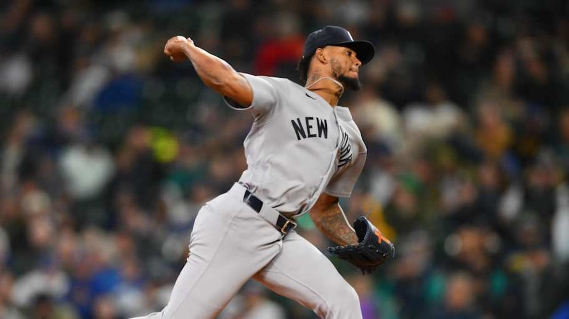  New York Yankees relief pitcher Camilo Doval (75) pitches to the Seattle Mariners during the eighth inning at T-Mobile Park. | Steven Bisig-Imagn Images 