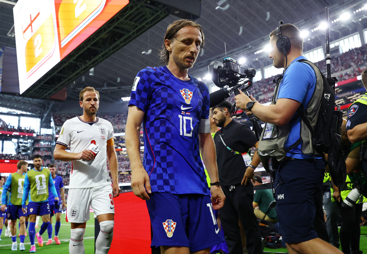 FOTO DE ARCHIVO. Fútbol - Copa Mundial de la FIFA 2026 - Grupo L - Inglaterra vs Croacia - Estadio Dallas, Arlington, Texas, EEUU - 17 de junio de 2026. Harry Kane, de Inglaterra, y Luka Modric, de Croacia, se retiran al descanso. REUTERS/Hannah Mckay