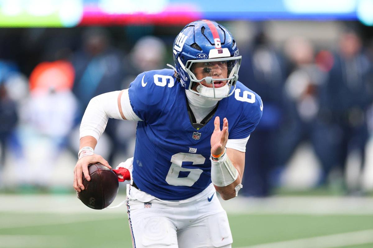  Jan 4, 2026; East Rutherford, New Jersey, USA; New York Giants quarterback Jaxson Dart (6) scrambles during the fourth quarter against the Dallas Cowboys at MetLife Stadium. Mandatory Credit: Vincent Carchietta-Imagn Images 