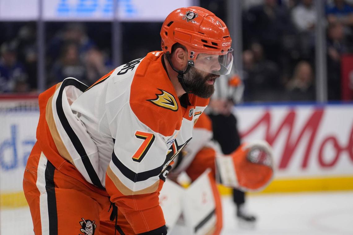  Anaheim Ducks defenseman Radko Gudas (7) gets set for a face-off. 