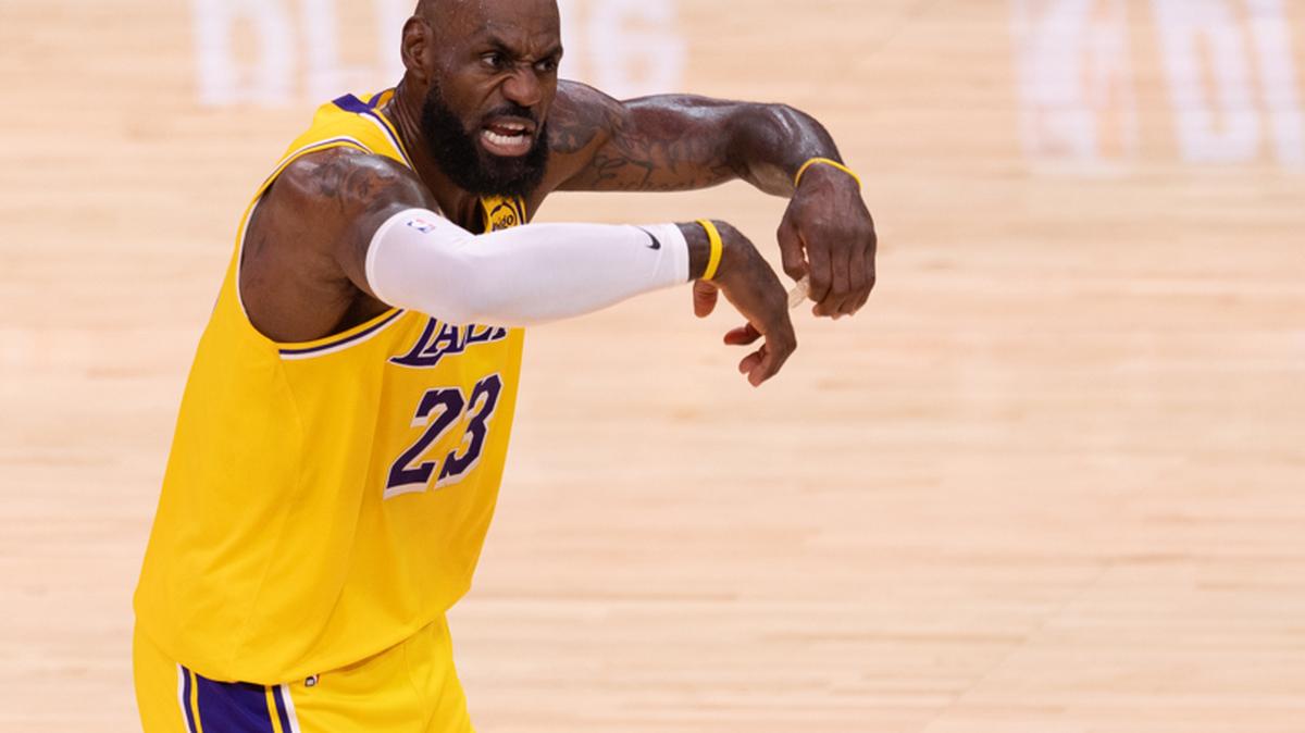 AME8652. HOUSTON (ESTADOS UNIDOS), 01/05/2026.- LeBron James de los Lakers reacciona este viernes, en un partido de la fase eliminatoria de la NBA entre Houston Rockets y Los Ángeles Lakers en el Toyota Center, en Houston (EE.UU.). EFE/ Carlos Ramírez