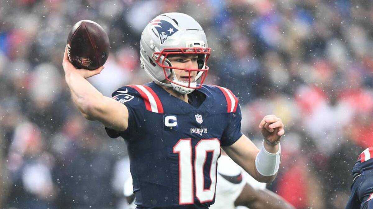 Jan 18, 2026; Foxborough, MA, USA; New England Patriots quarterback Drake Maye (10) throws in the first quarter in an AFC Divisional Round game against the Houston Texans at Gillette Stadium. Mandatory Credit: Brian Fluharty-Imagn Images | Brian Fluharty-Imagn Images 