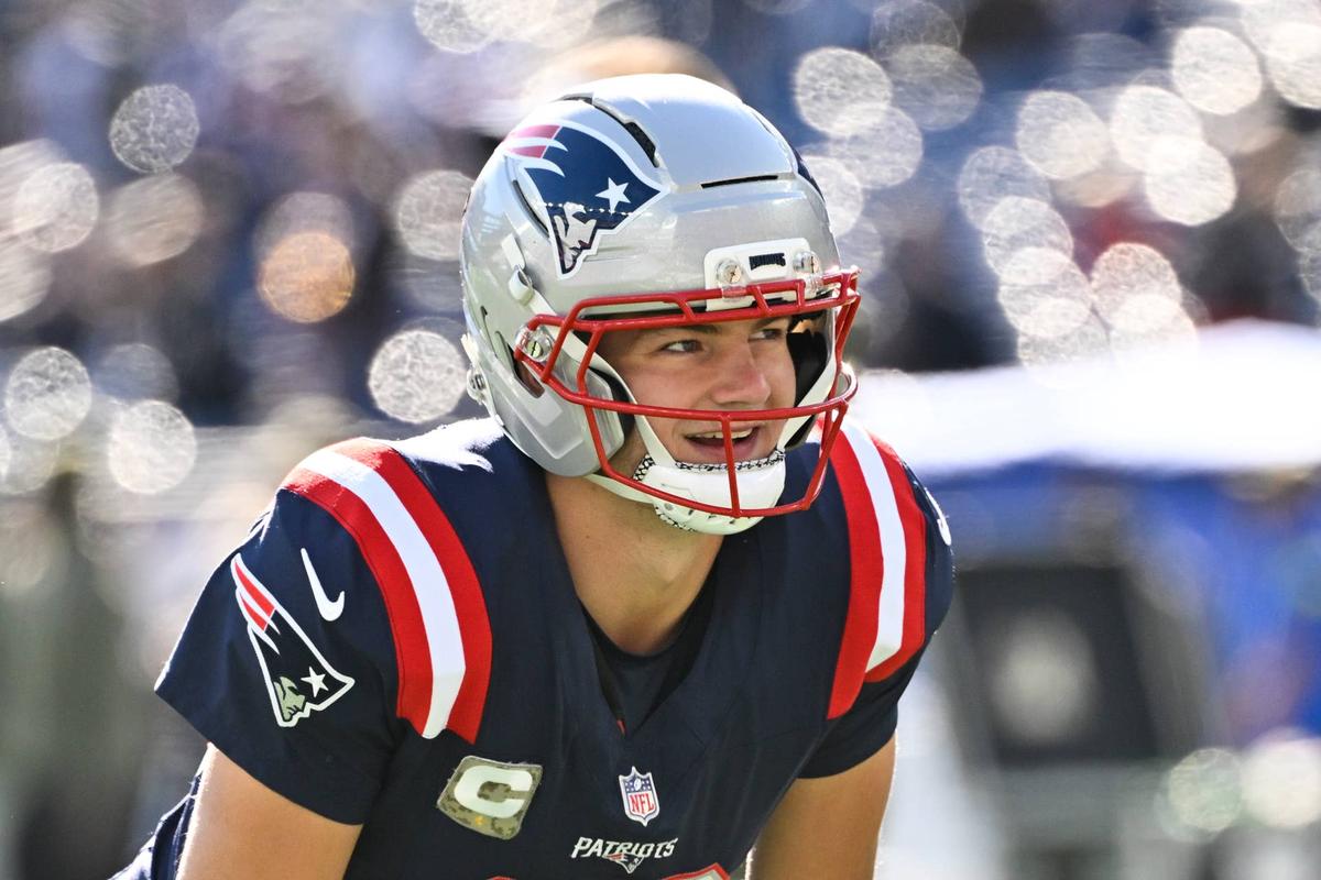  New England Patriots quarterback Drake Maye (10) warms up prior to the game against the Atlanta Falcons on Nov. 2, 2025. 