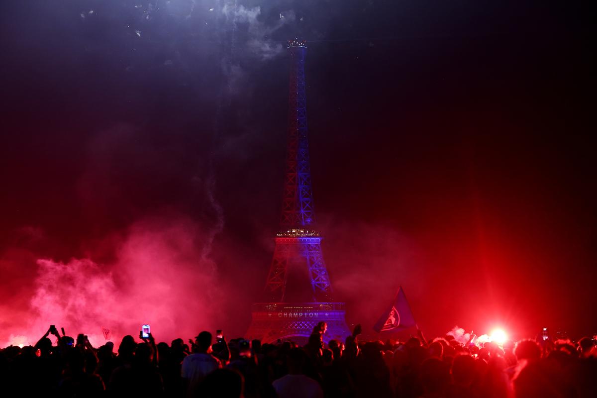 Soccer Football - UEFA Champions League -  Paris St Germain fans celebrate winning the UEFA Champions League - Trocadero, Paris, France - May 30, 2026 General view of the Eiffel Tower as Paris St Germain fans celebrate after winning the UEFA Champions League REUTERS/Abdul Saboor