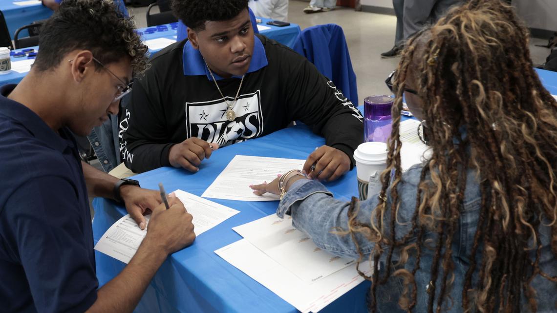 Illinois House passes youth voter registration bill and limits new immigration detention centers near homes 