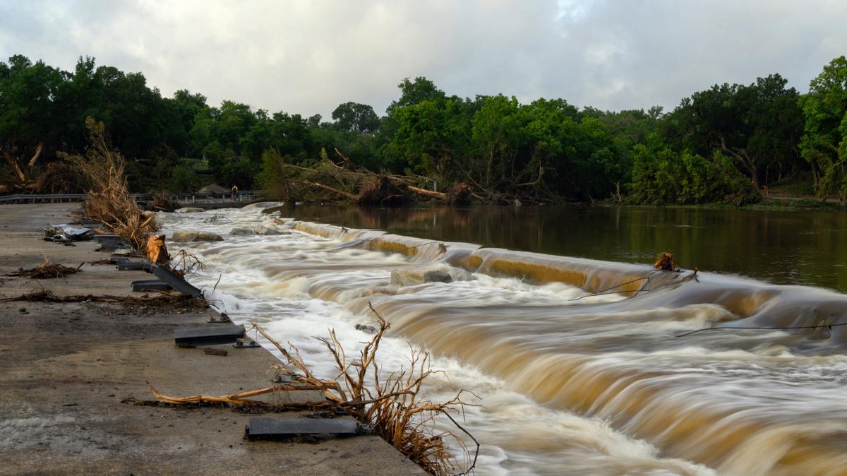 El río Guadalupe, desbordado, se precipita bajo un puente dañado en Ingram, Texas, la mañana del lunes 7 de julio de 2025.