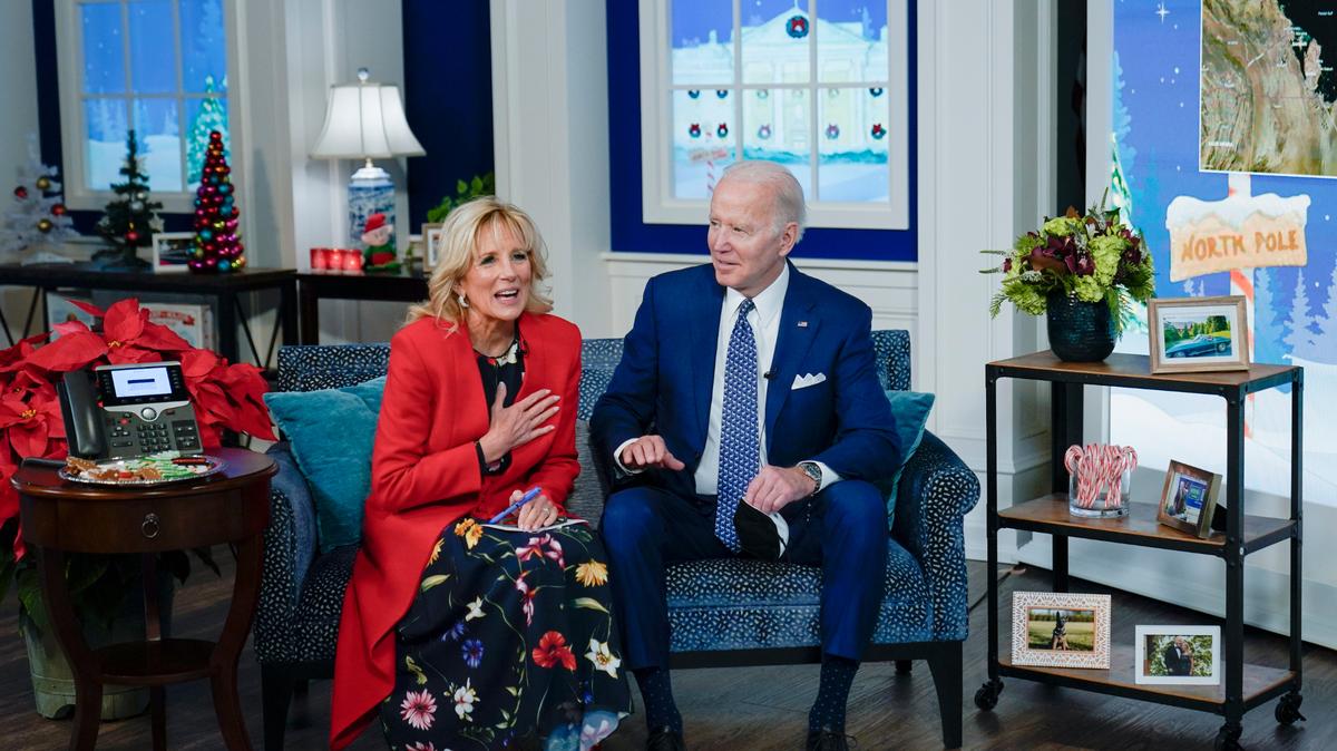 El presidente Joe Biden y la primera dama Jill Biden durante una video conferencia en la Casa Blanca, Washington, el viernes 24 de diciembre de 2021. (AP Foto/Carolyn Kaster)