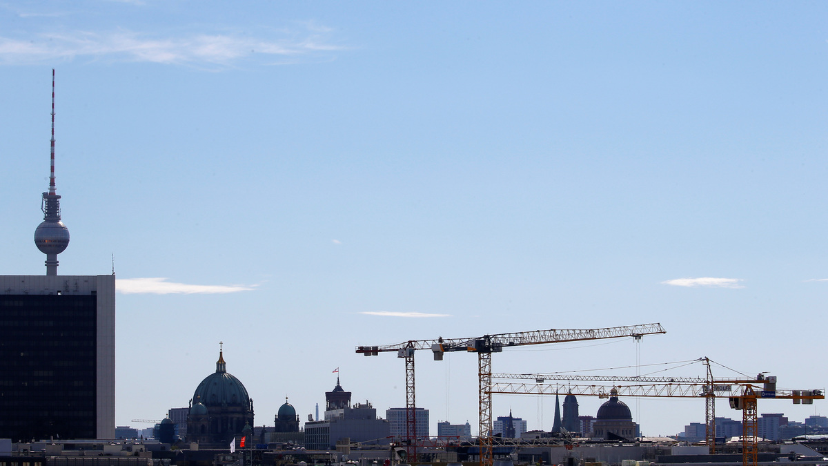 Euro zone growth slows to 4-month low amid rising costs and French ...