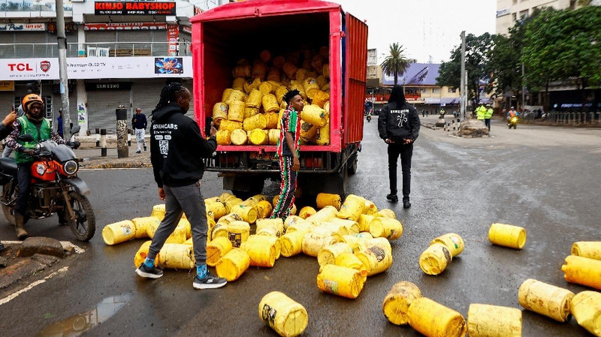 Kenyan comedian and social activist Eric Omondi offloads empty plastic cans along the central business district as he protests rising fuel costs, linked to global supply pressures following the war in Iran, in Nairobi, Kenya May 18, 2026. REUTERS/Thomas Mukoya
