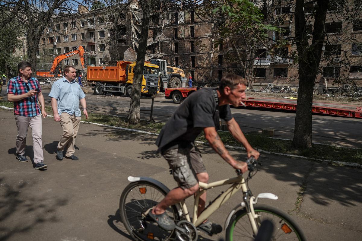 People pass by a damaged residential building, which was hit during yesterday’s Russian missile and drone attack, amid Russia's attack on Ukraine, in Kyiv, Ukraine, May 25, 2026. REUTERS/Alina Smutko