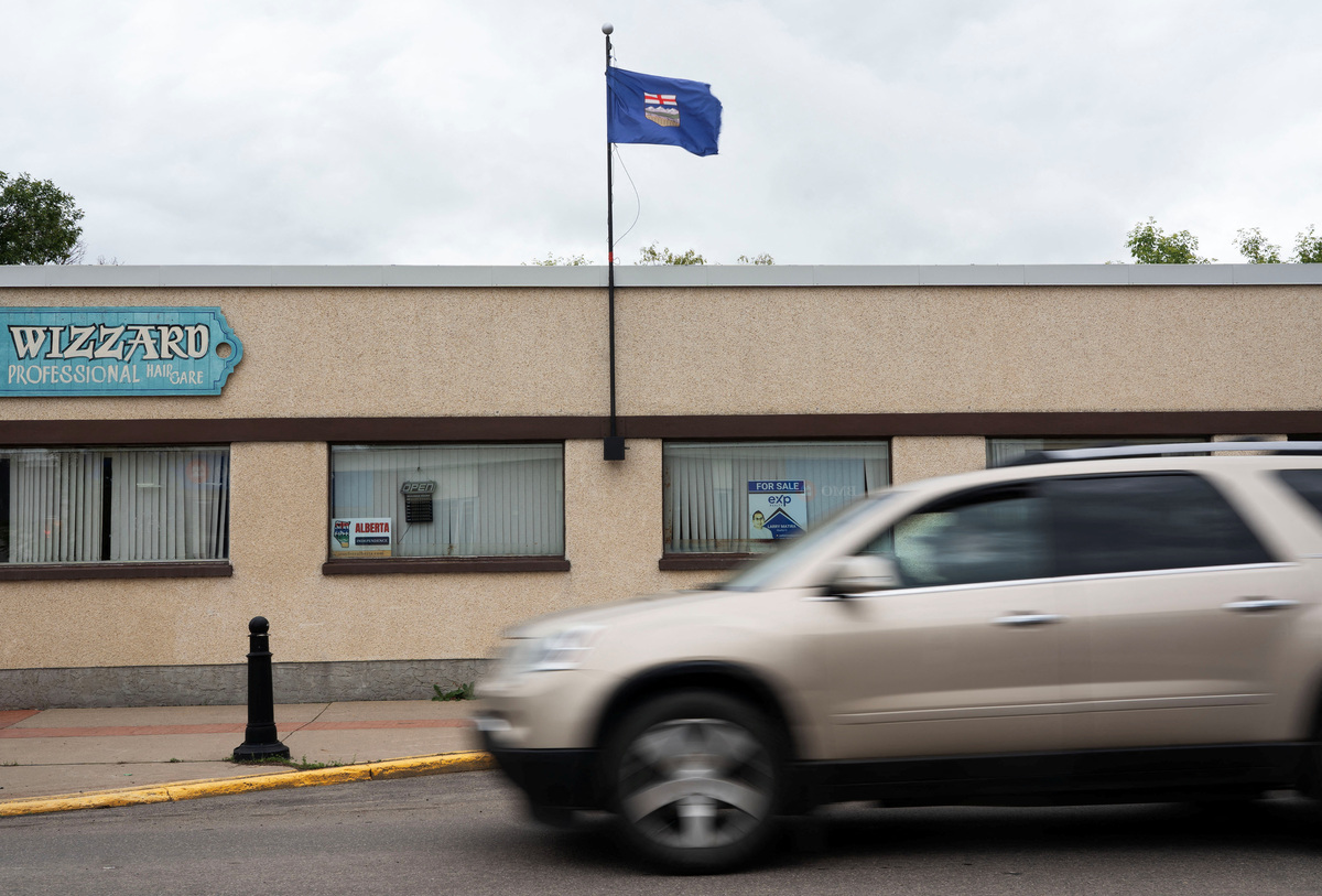 A car passes an Alberta Independence sign tucked into a shop window, where nearby Alberta separatists set up an information booth at the Ponoka Stampede, in Ponoka, Alberta, Canada June 27, 2026.  REUTERS/Todd Korol