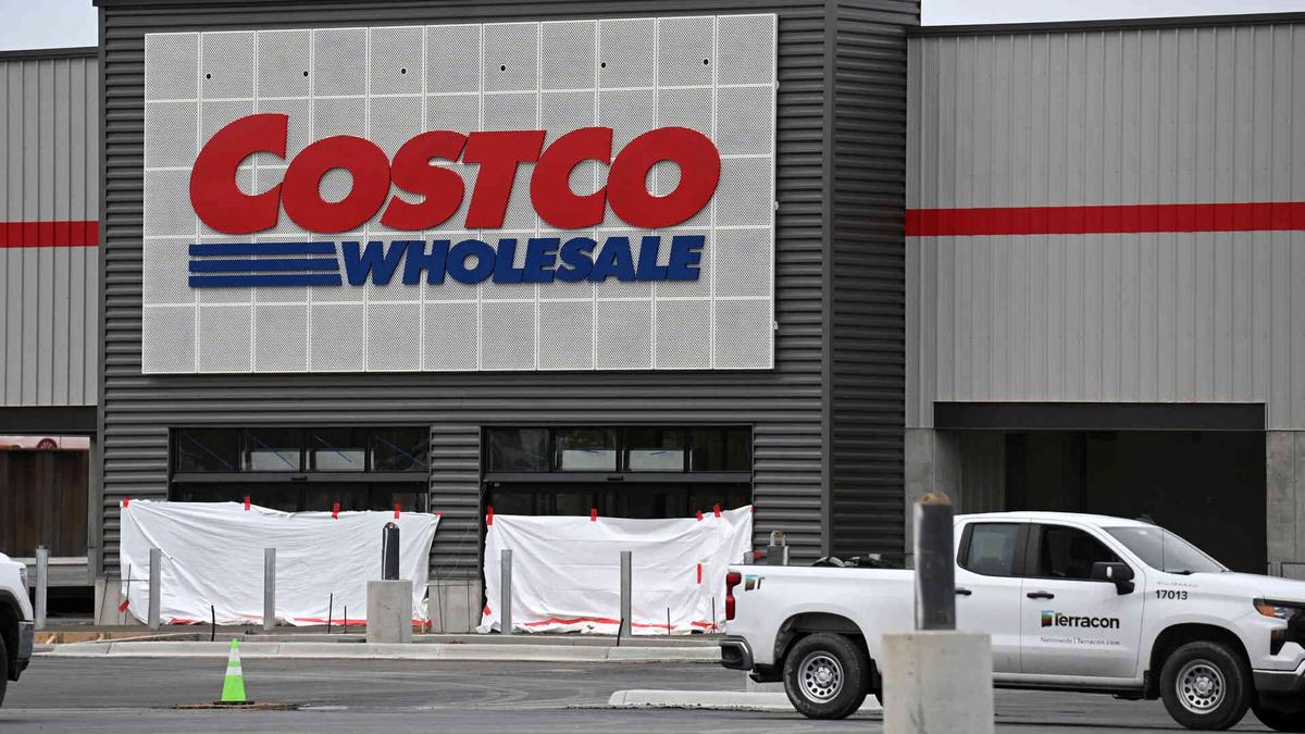  Costco currently operates 928 warehouses across eight countries, including 637 in the United States and Puerto Rico. 