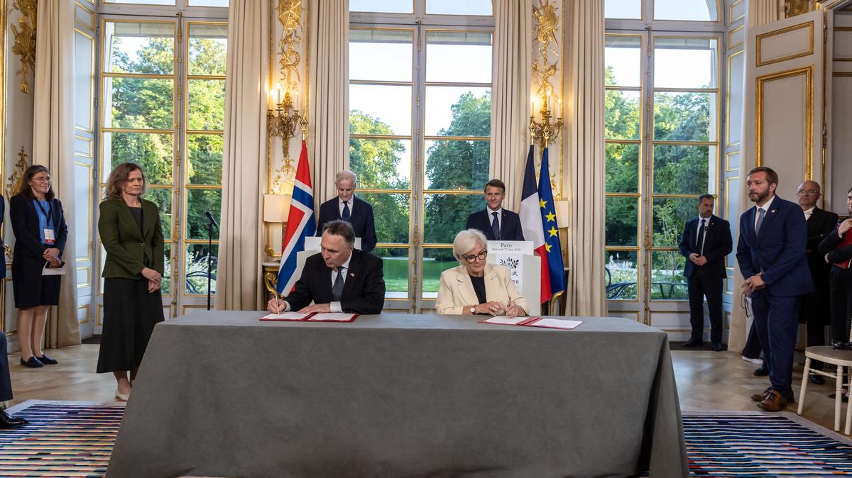 France's President Emmanuel Macron and Norway's Prime Minister Jonas Gahr Stoere look as Norwegian Defense Minister Tore Sandvik and French Defence and Veterans Minister Catherine Vautrin sign an agreement prior to a working dinner at the Elysee Palace in Paris, France, 27 May 2026.  CHRISTOPHE PETIT TESSON/Pool via REUTERS