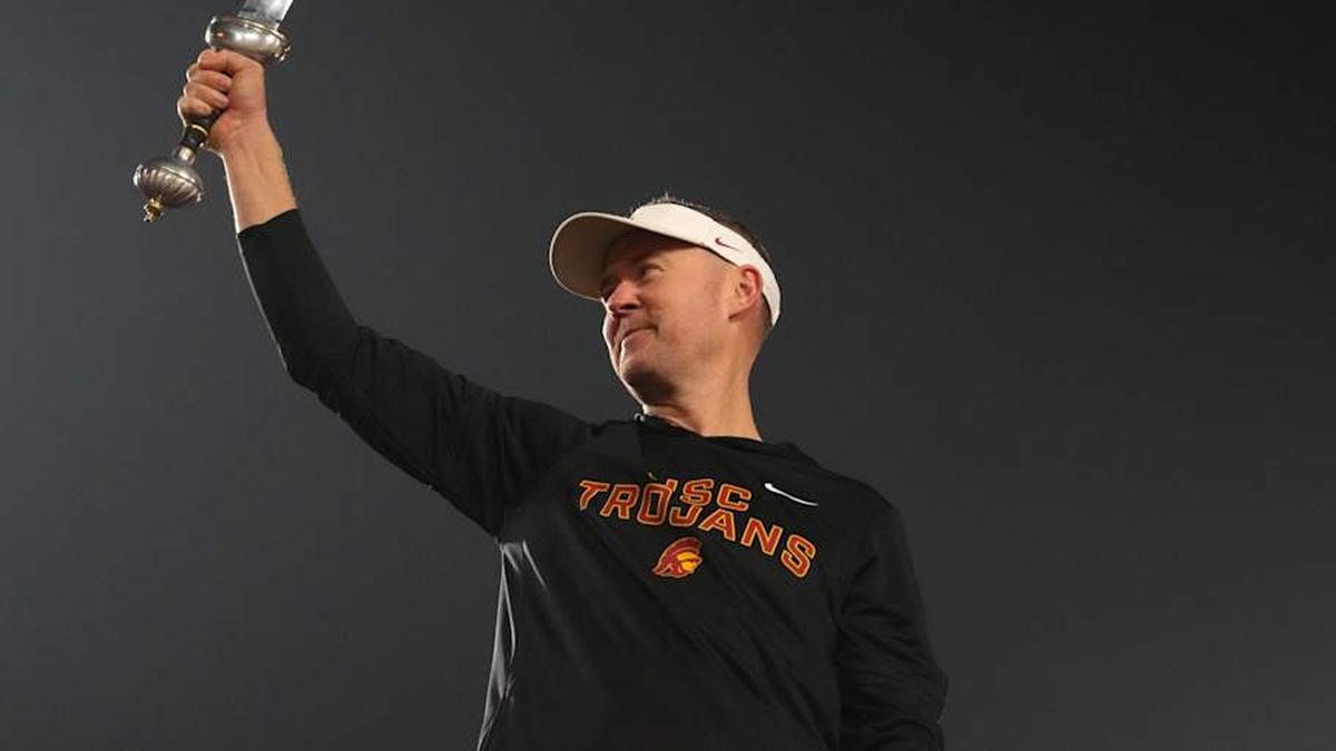  Nov 29, 2025; Los Angeles, California, USA; Southern California Trojans head coach Lincoln Riley leads the Spirit of Troy marching band in a rendition of Tribute to Troy after teh game against the UCLA Bruins at United Airlines Field at Los Angeles Memorial Coliseum. Mandatory Credit: Kirby Lee-Imagn Images | Kirby Lee-Imagn Images 