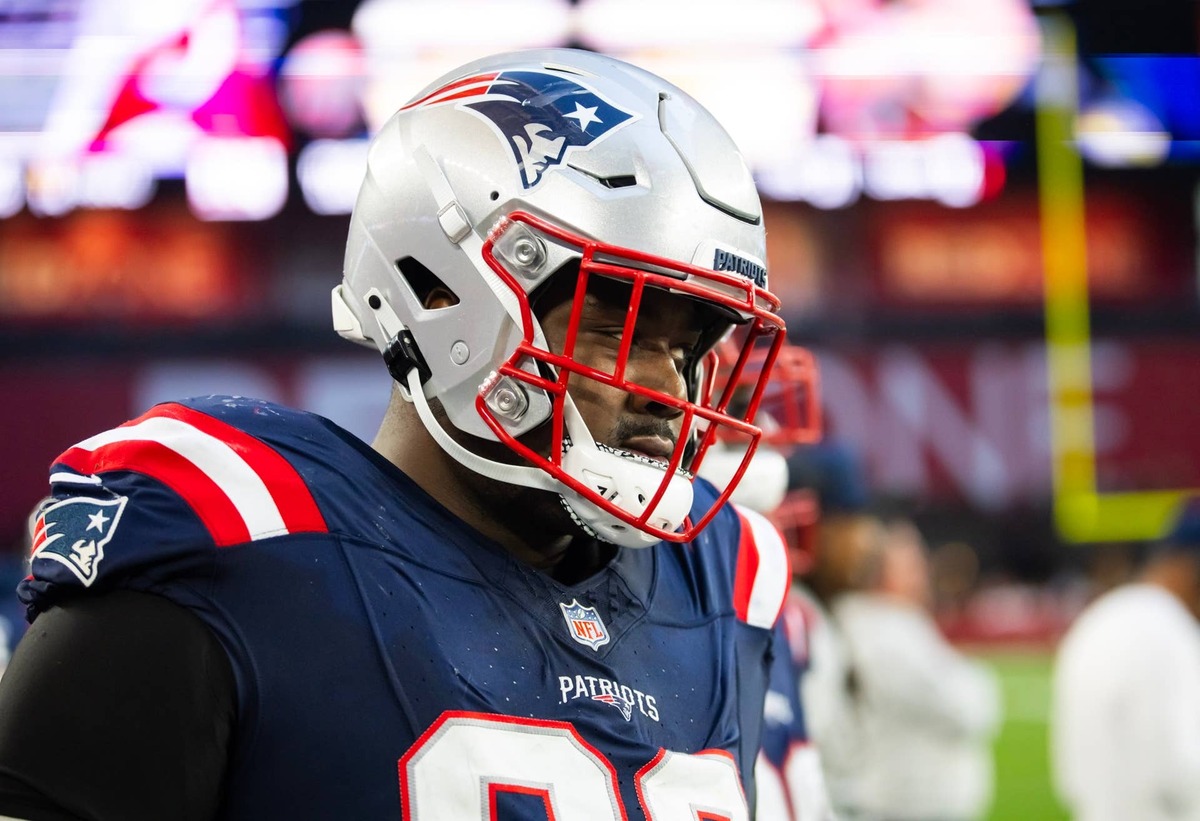  New England Patriots defensive tackle Christian Barmore (90) against the Arizona Cardinals at State Farm Stadium. Mark J. Rebilas-Imagn Images