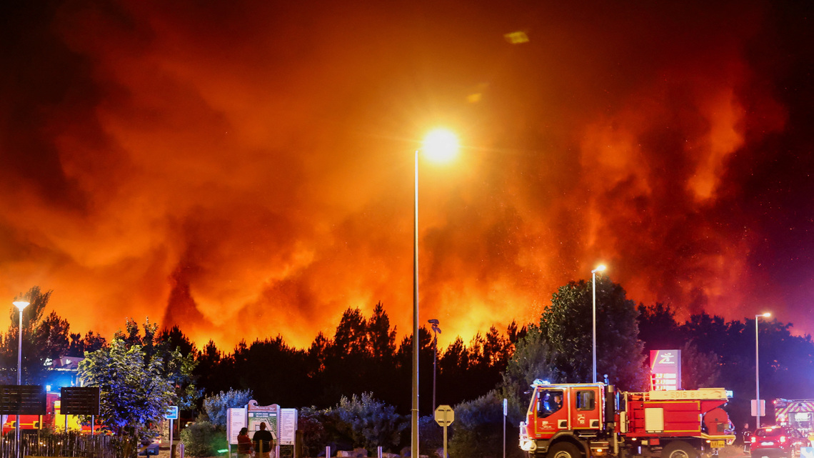 More than 10,000 evacuated in southwestern France as wildfire spreads 