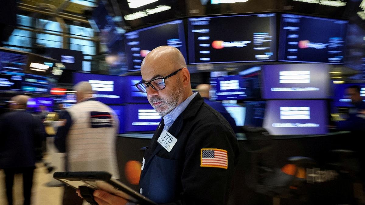 FILE PHOTO: Traders work on the floor at the New York Stock Exchange (NYSE) in New York City, U.S., May 7, 2026.  REUTERS/Brendan McDermid/File Photo