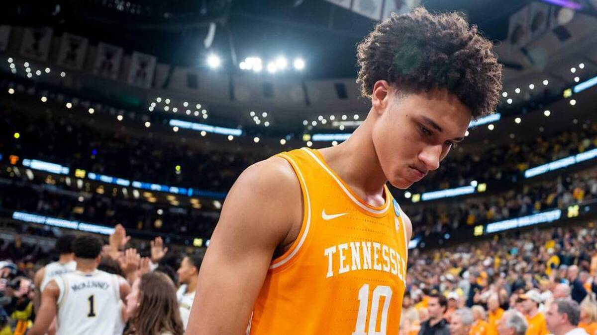  Tennessee forward Nate Ament (10) walks off the court as Michigan players celebrate their Final Four berth behind him after a NCAA Tournament Elite 8 game between Tennessee and Michigan at the United Center in Chicago on March 29, 2026. | Brianna Paciorka/News Sentinel / USA TODAY NETWORK via Imagn Images 