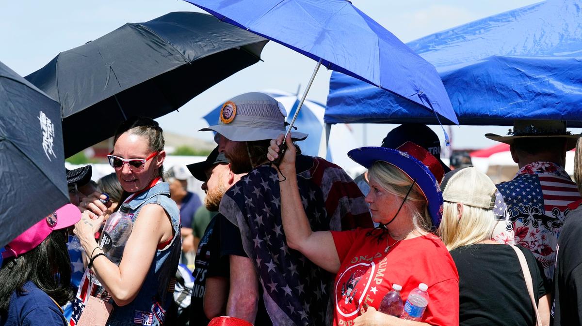 Seguidores de Donald Trump esperan que el ex presidente dé un discurso, en un mitin el viernes 22 de julio de 2022, en Prescott, Arizona. (AP foto/Ross D. Franklin)