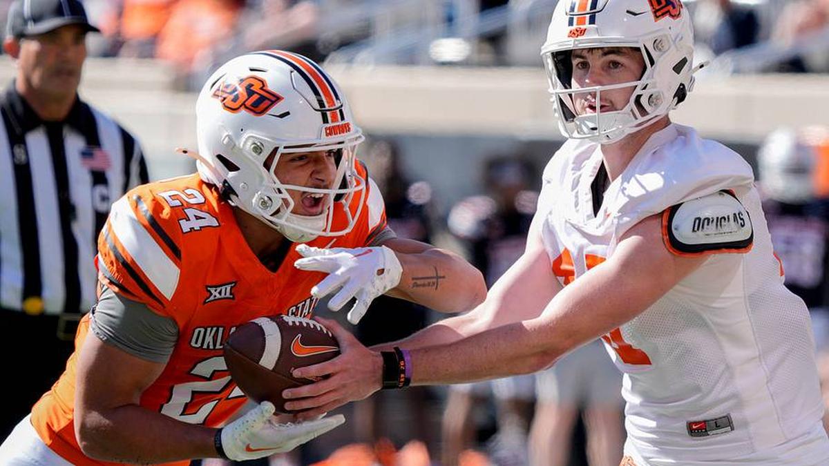  Oklahoma State quarterback Drew Mestemaker hands off to Caleb Hawkins for a touchdown during the spring game. | BRYAN TERRY/THE OKLAHOMAN / USA TODAY NETWORK via Imagn Images 