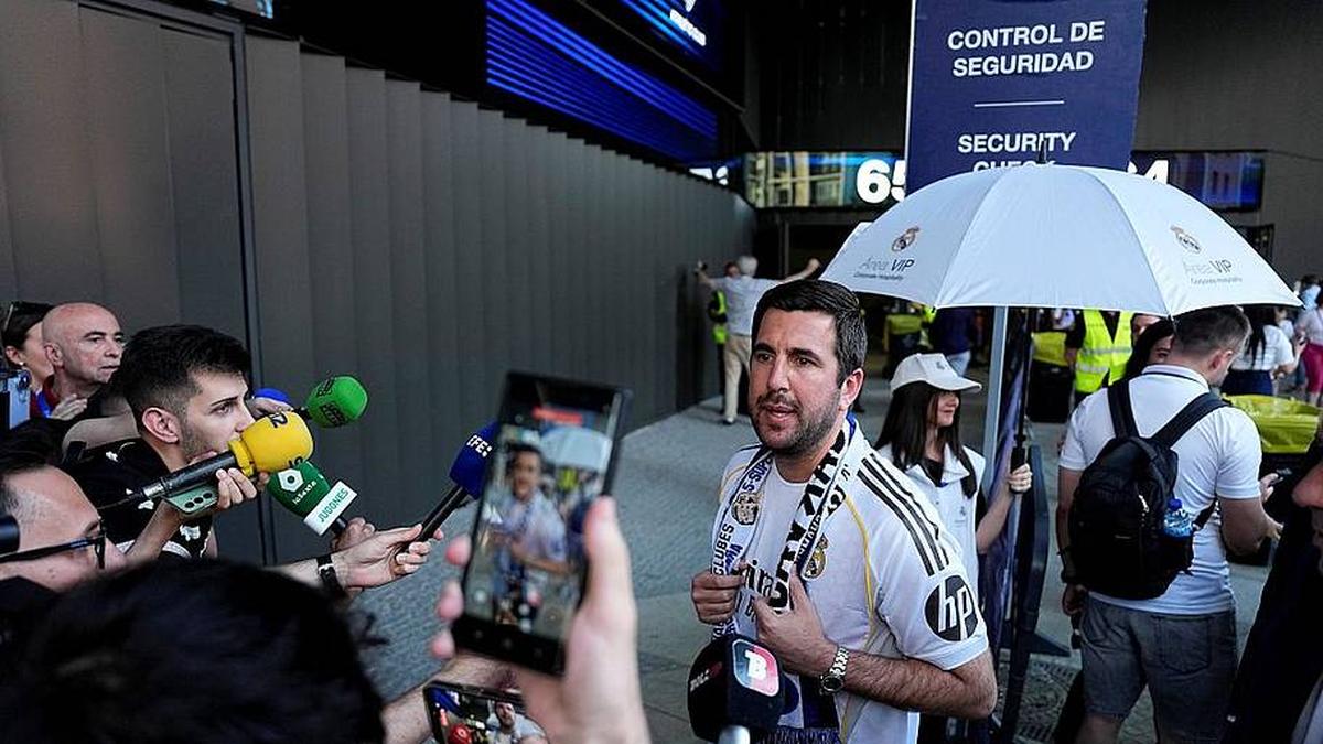  Enrique Riquelme sported a Carvajal shirt as he attended the match against Athletic Club. | Oscar J. Barroso/Europa Press via Getty Images 