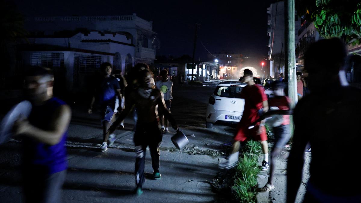 People bang utensils during a protest against frequent power cuts as the capital faces its worst rolling blackouts in decades amid a U.S. blockade that has strangled the island of fuel, in Havana, Cuba, May 13, 2026. REUTERS/Norlys Perez