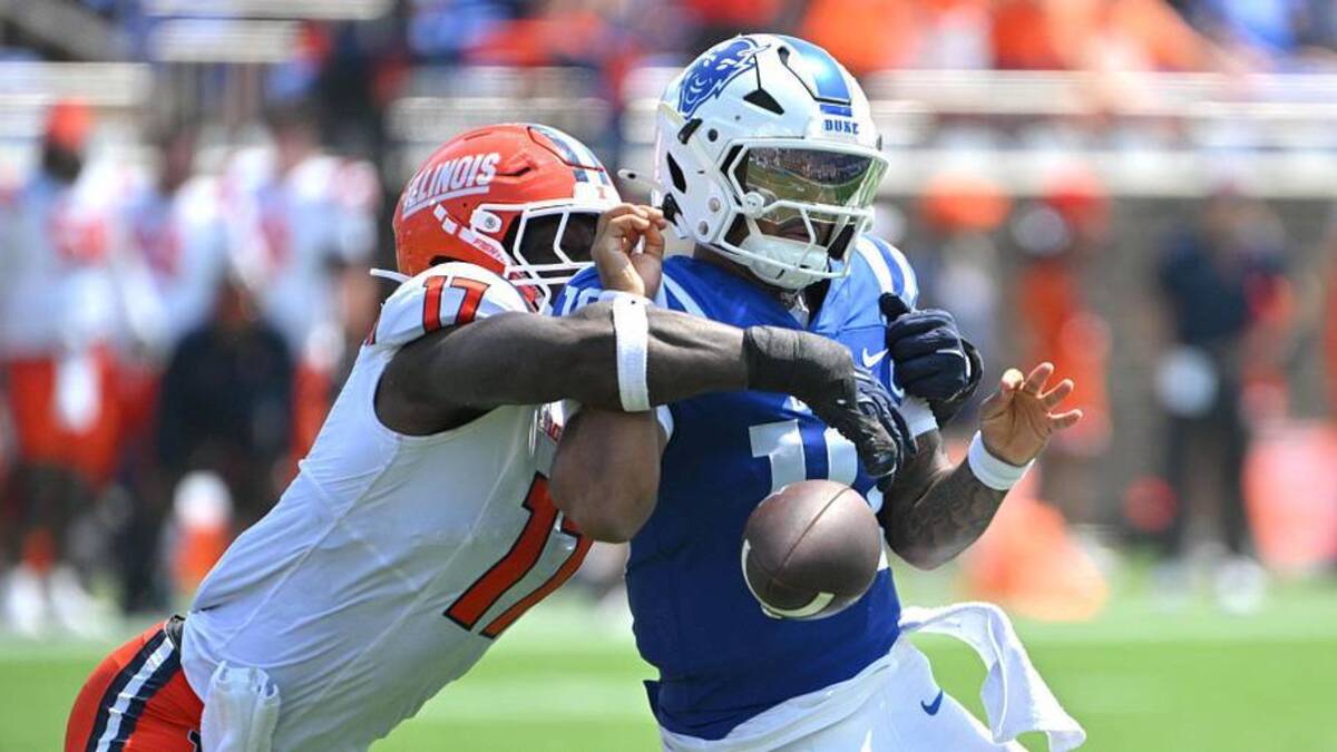  Sep 6, 2025; Durham, North Carolina, USA; Illinois Fighting Illini linebacker Gabe Jacas (17) swats the ball from Duke Blue Devils quarterback Darian Mensah (10) during the second quarter at Wallace Wade Stadium. Mandatory Credit: Zachary Taft-Imagn Images | Zachary Taft-Imagn Images 