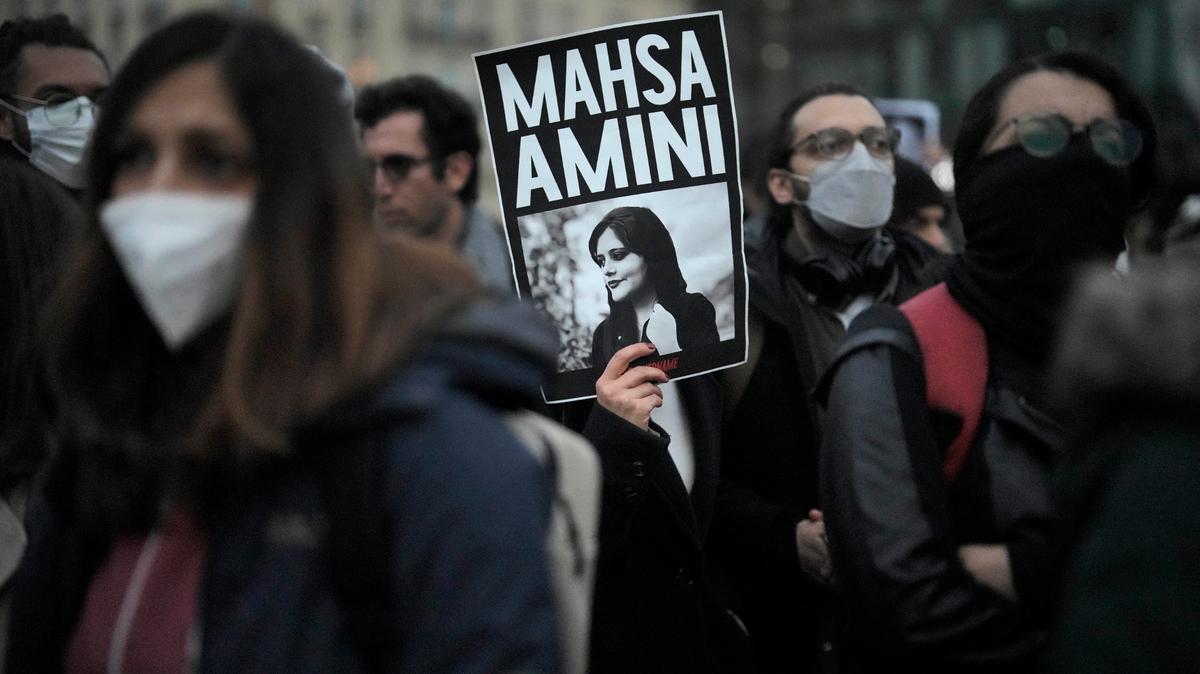 Una mujer alza un cartel con una foto de la mujer iraní Mahsa Amini durante una protesta por su muerte, el miércoles 28 de septiembre de 2022, en Berlín, Alemania. (AP Foto/Markus Schreiber)