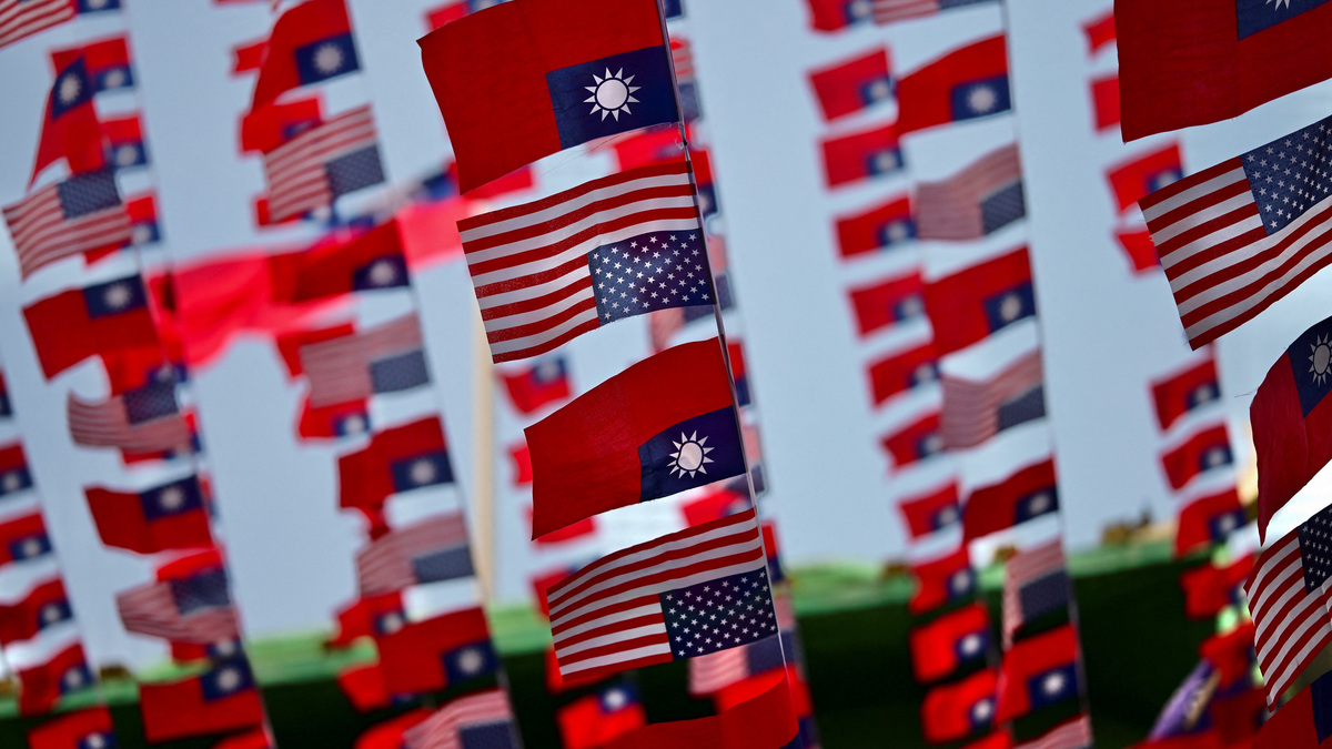 U.S. and Taiwanese flags are seen in San Francisco, California, January 28, 2026. REUTERS/Stephen Nellis