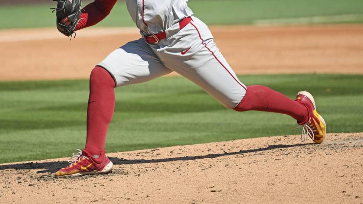 Jun 5, 2026; Chapel Hill, NC, USA; USC Trojans pitcher Mason Edwards (30) pitches the ball to the North Carolina Tar Heels during the third inning at Boshamer Stadium. Mandatory Credit: Zachary Taft-Imagn Images | Zachary Taft-Imagn Images 