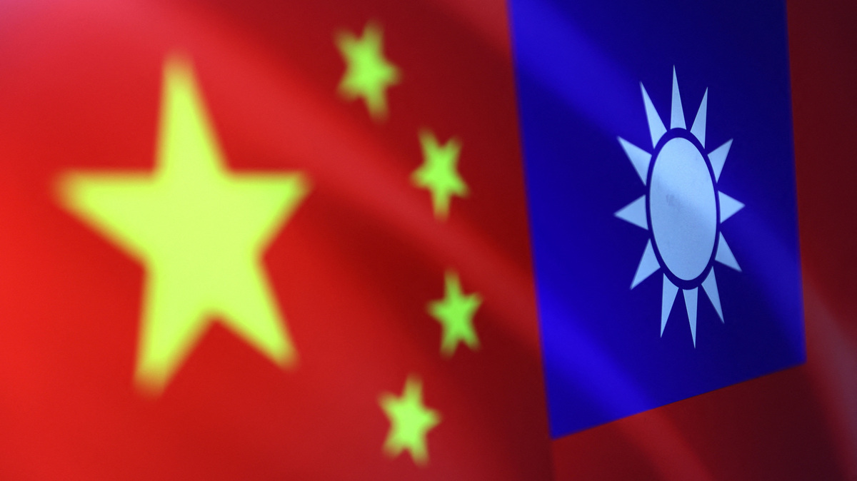 Chinese and Taiwanese flags are seen in this illustration, August 6, 2022. REUTERS/Dado Ruvic/Illustration/File Photo