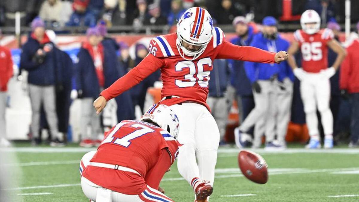  Dec 1, 2025; Foxborough, Massachusetts, USA; New England Patriots place kicker Andy Borregales (36) misses a field goal from the hold of New England Patriots punter Bryce Baringer (17) during the third quarter against the New York Giants at Gillette Stadium. Mandatory Credit: Eric Canha-Imagn Images | Eric Canha-Imagn Images 