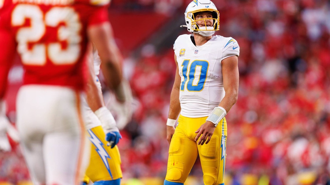 Justin Herbert Comes to Offensive Coordinator Mike McDaniel's Defense