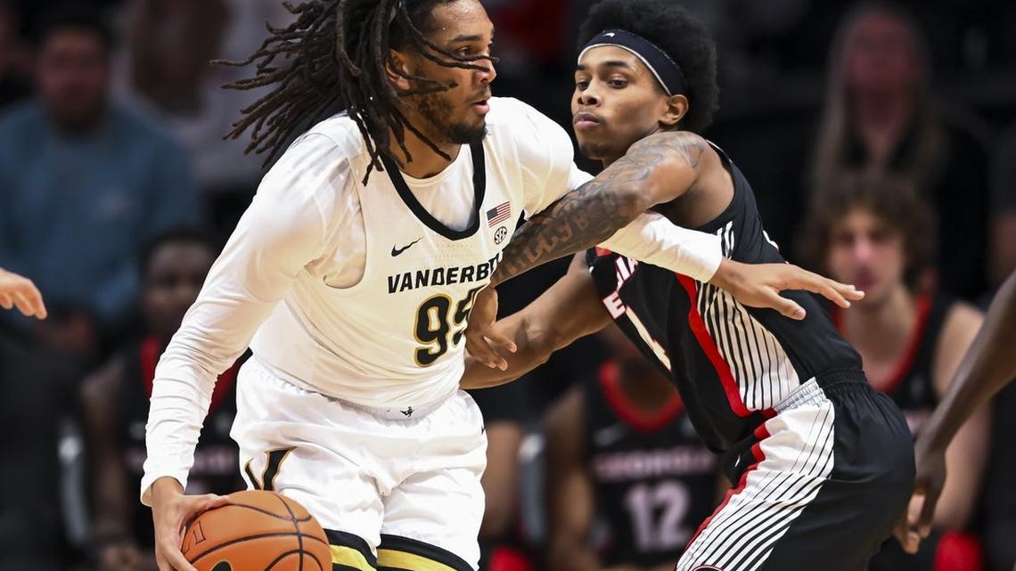 Georgia honing in on defensive end when South Carolina visits 