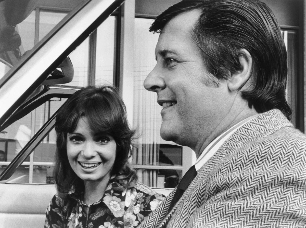 THE GIRL WHO CAME GIFT-WRAPPED, from left: Karen Valentine, Richard Long, 1974.Courtesy the Everett Collection