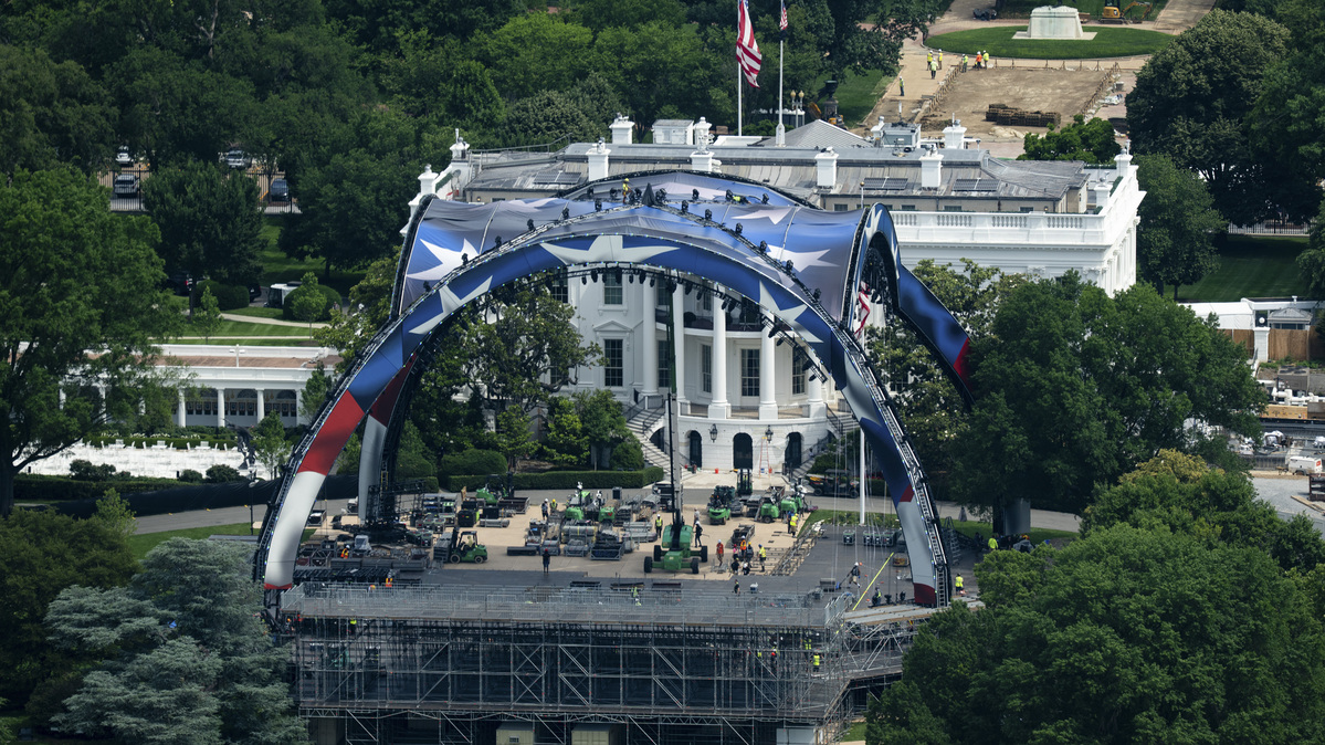 The arch of the Ultimate Fighting Championship arena under construction rises above the South Lawn of the White House in Washington, June 1, 2026. A political activist and a Vietnam veteran, represented by an anti-corruption organization, filed a lawsuit on Saturday, June 6, 2026, challenging what it called the "night of cage fights" that President Trump planned to hold at the White House as part of the celebration of the country's 250th anniversary.