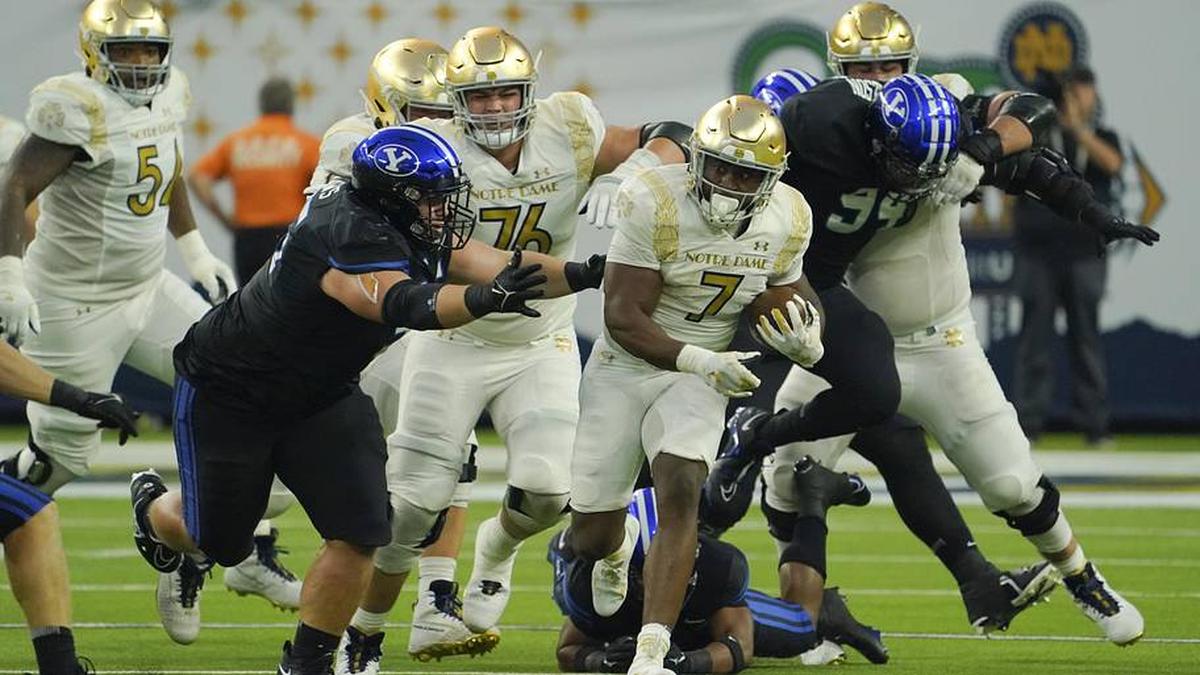  Oct 8, 2022; Paradise, Nevada, USA; Notre Dame Fighting running back Audric Estime (7) runs with the ball against the Brigham Young Cougars during the first half at Allegiant Stadium. | Lucas Peltier-Imagn Images 