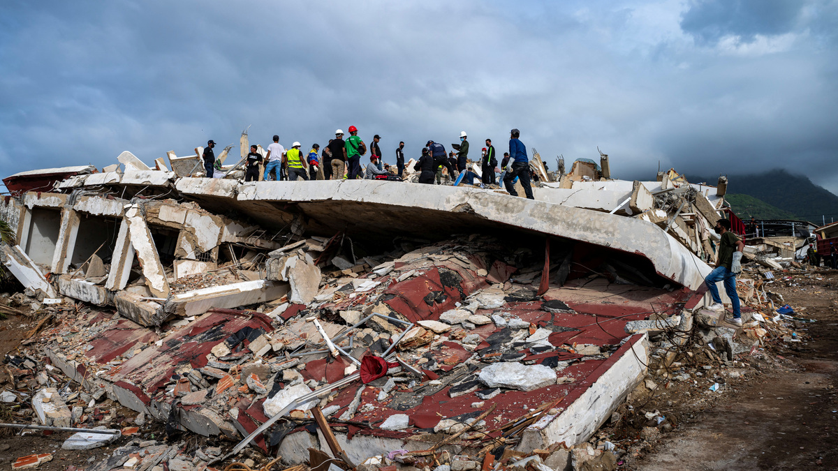 Volunteers and rescuers help to find survivors in a collapsed building in Caraballeda, La Guaira state, Venezuela, on June 30, 2026, following the June 24 twin earthquakes.  MIGUEL MEDINA/Pool via REUTERS