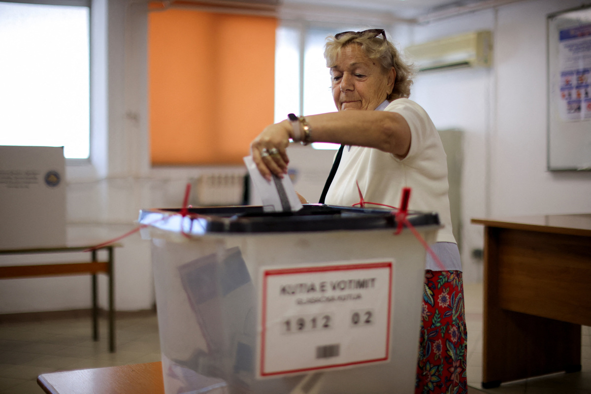 A woman votes during a snap parliamentary election in Pristina, Kosovo, June 7, 2026. REUTERS/Valdrin Xhemaj