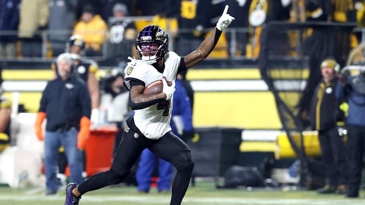  Jan 4, 2026; Pittsburgh, Pennsylvania, USA; Baltimore Ravens wide receiver Zay Flowers (4) makes a touchdown catch against Pittsburgh Steelers cornerback Asante Samuel Jr. (not pictured) during the second half at Acrisure Stadium. | Charles LeClaire-Imagn Images 