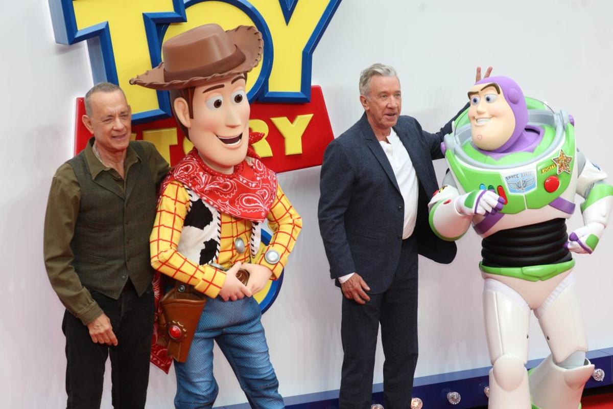  Tom Hanks, Woody, Tim Allen and Buzz Lightyear on the red carpet at the premiere of "Toy Story 5". (William Lailey via SWNS) 