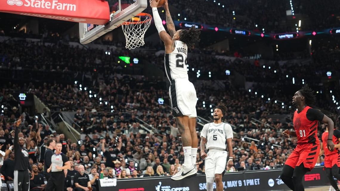 De'Aaron Fox's big fourth quarter helps Spurs close out Blazers 