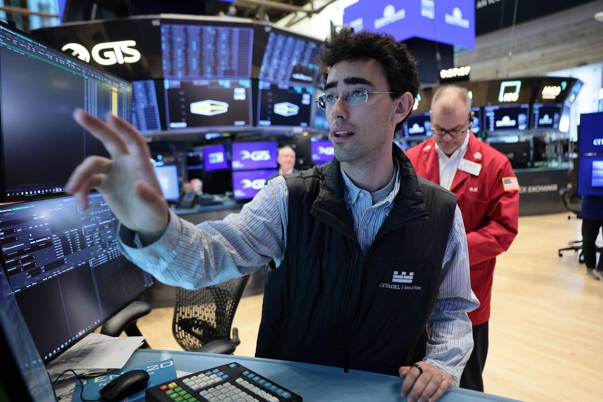  Fidelity drops its account minimum to $2,000 so ordinary customers can bid for SpaceX's IPO price. 