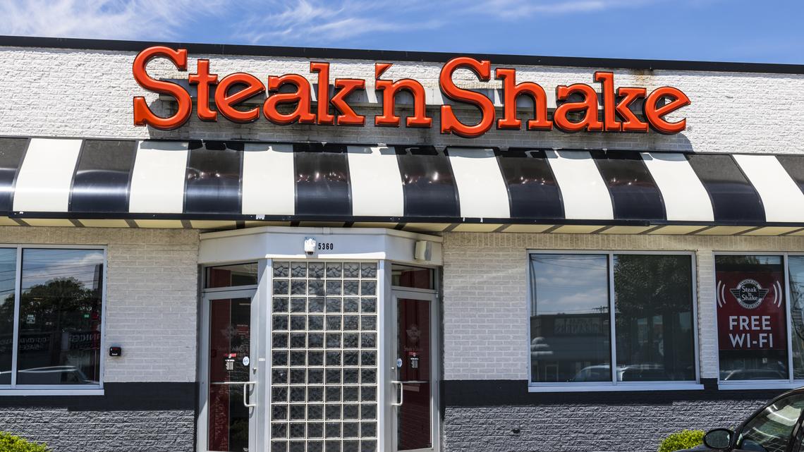 Indianapolis – Circa June 2017: Steak ‘n Shake Retail Fast Casual Restaurant Chain. Steak ‘n Shake is Located in the Midwest and Southern U.S. IX. Indianapolis - Circa June 2017: Steak 'n Shake Retail Fast Casual Restaurant Chain. Steak 'n Shake is Located in the Midwest and Southern U.S. IX